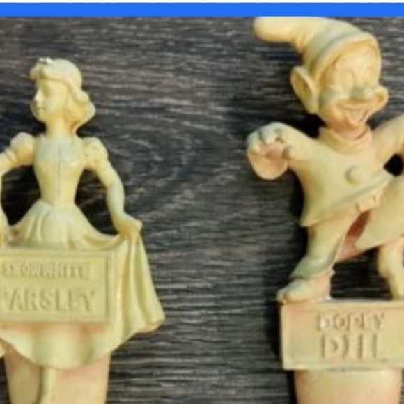 Disney Early Spring Catalog Exclusive Snow White Garden Plant Marker Set  - Picture 9 of 10